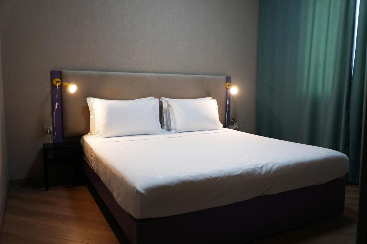 City Hotel 奇姆肯特 外观 照片
