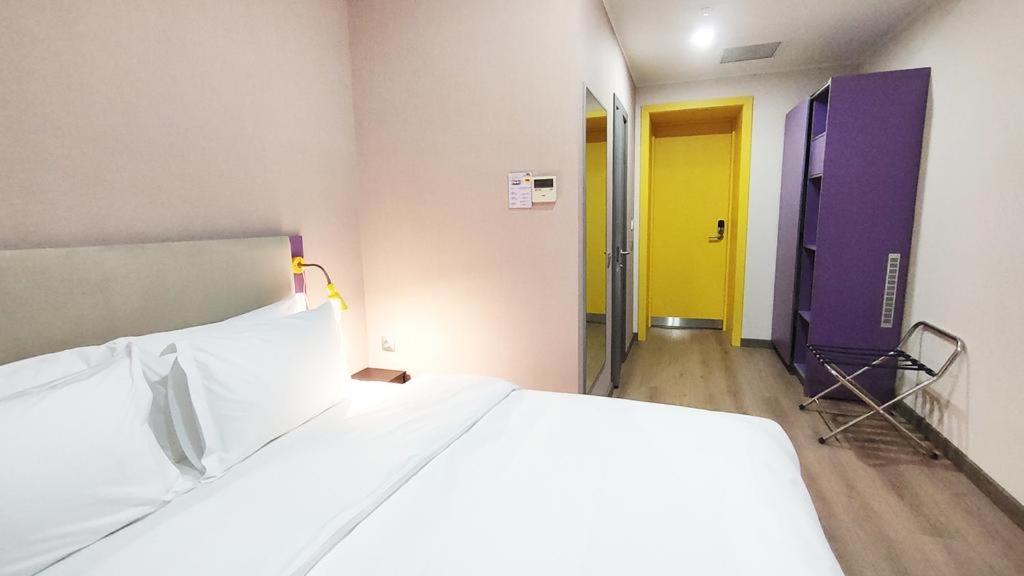 City Hotel 奇姆肯特 外观 照片